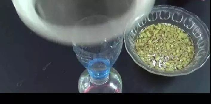 生薑放在小蘇打裡,解決了家家戶戶最大的困擾,看完趕緊試試吧
