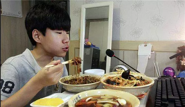 14歲少年每天「直播自己大吃大喝」吸引上萬人觀看 一個月靠吃飯就能「爽賺150萬元」