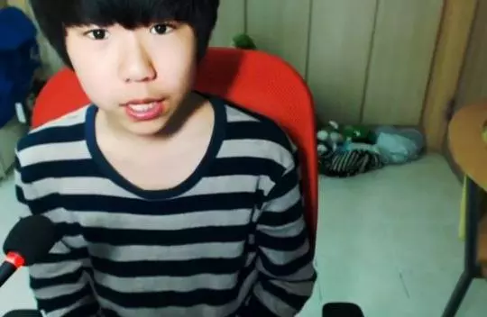 14歲少年每天「直播自己大吃大喝」吸引上萬人觀看 一個月靠吃飯就能「爽賺150萬元」
