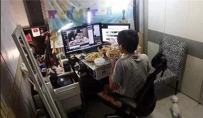 14歲少年每天「直播自己大吃大喝」吸引上萬人觀看 一個月靠吃飯就能「爽賺150萬元」