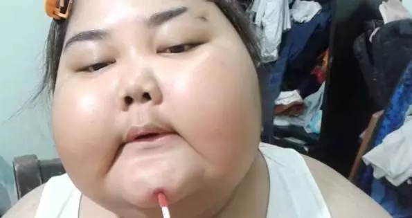 這位肉肉女「化妝教學短片」點閱破千萬一看到她最後「上妝模樣」網友忍不住跪了
