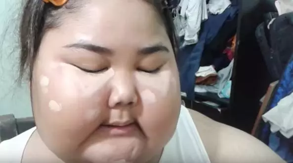 這位肉肉女「化妝教學短片」點閱破千萬一看到她最後「上妝模樣」網友忍不住跪了