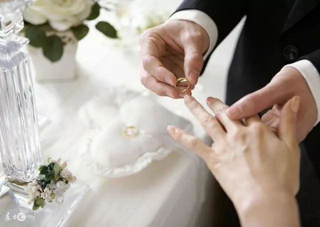 「前妻病重」我偷偷給50萬,老婆知道了留下9字的紙條,我看後痛哭流涕