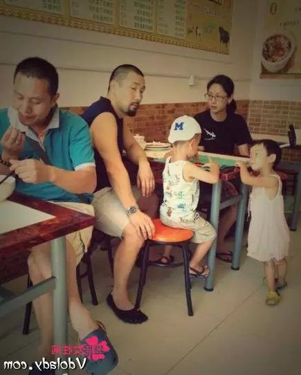 還記得「吳倩蓮」嗎!全家近照曝光!如今她50歲素顏竟憔悴顯老!丈夫粗獷體貼兒子可愛健康!