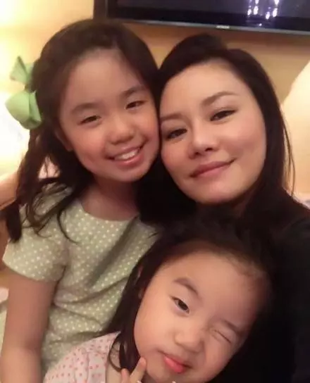 雖然前妻敗家,但看完「鐘鎮濤」現任生的女兒,網友吐槽,還是章小蕙基因好!