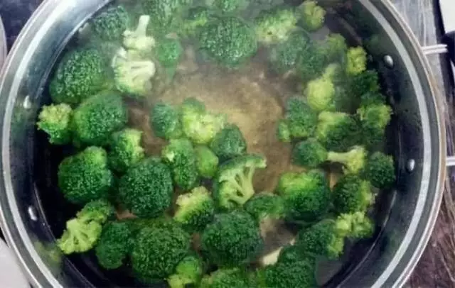 炒花椰菜要先焯水嗎?很多人不知道,大廚教你正確做法···