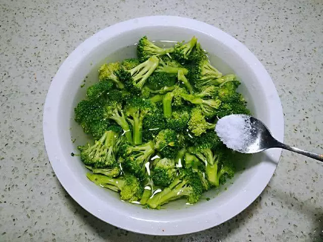 炒花椰菜要先焯水嗎?很多人不知道,大廚教你正確做法···