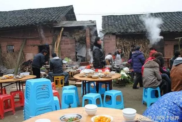 走了5年的女兒,開著豪車回來了,她做了一道菜,母親悄悄報了警