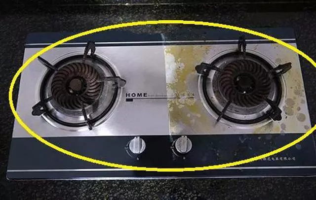 煤氣灶天天擦還是天天髒?教您一絕招,灶台油污馬上一掃而空