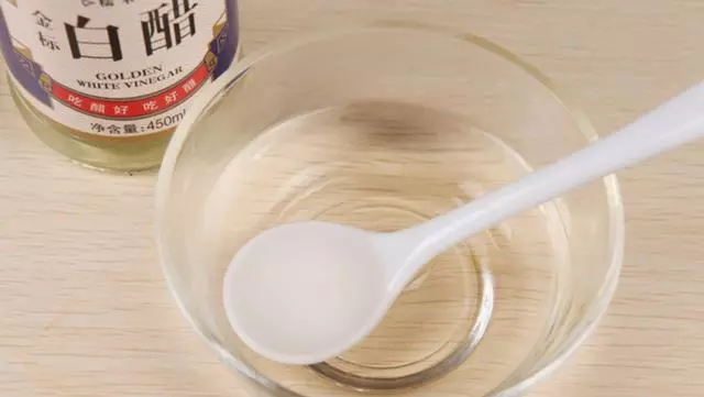 煤氣灶天天擦還是天天髒?教您一絕招,灶台油污馬上一掃而空