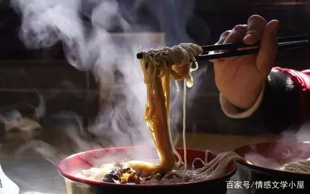 三年女子回娘家母親去世,凌晨聽廚房有聲音,湊近一看到人傻了眼