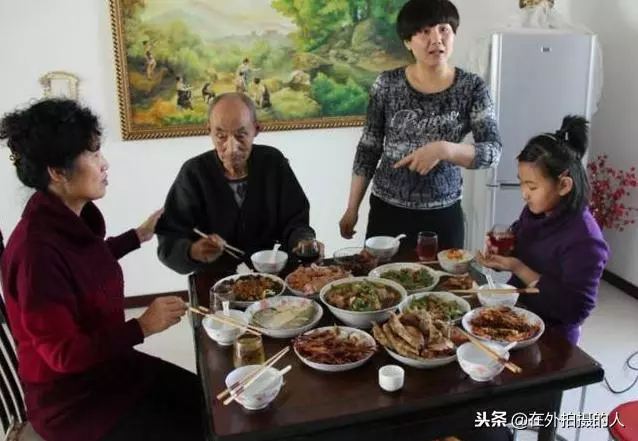 母親從農村來看我,吃飯時婆婆開口跟我說話,我氣得跟老公說離婚