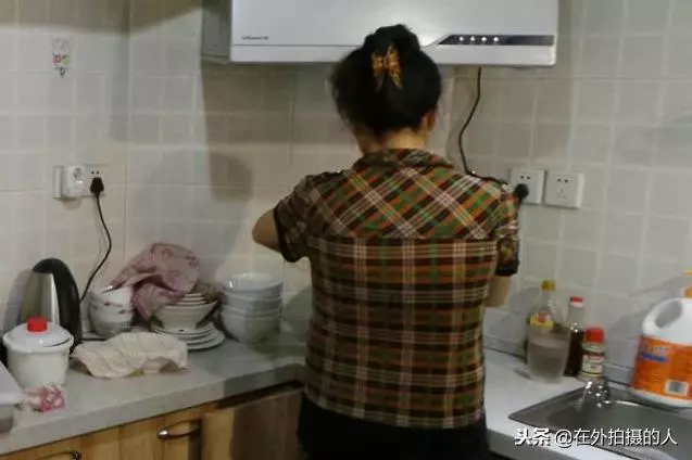 母親從農村來看我,吃飯時婆婆開口跟我說話,我氣得跟老公說離婚