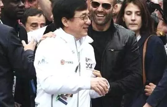 成龍在國內無人敢惹,在國際地位怎樣?看傑森斯坦森態度你就懂了!