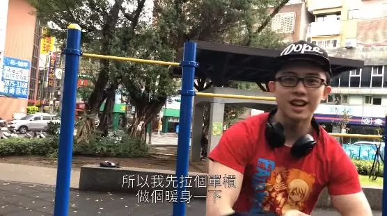 認真當網紅!孫安佐再發影片「用單槓跳月球漫步」大秀肌肉 下一秒「又拿出自製神器」網超傻眼