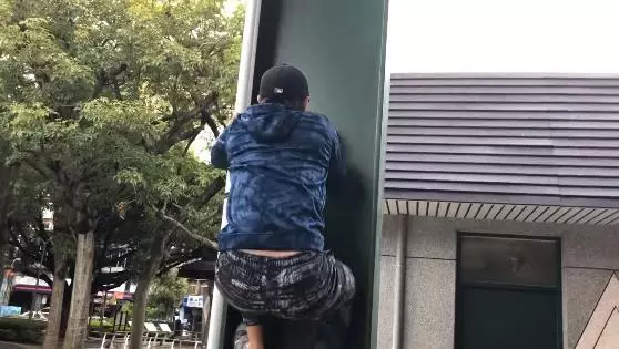 認真當網紅!孫安佐再發影片「用單槓跳月球漫步」大秀肌肉 下一秒「又拿出自製神器」網超傻眼