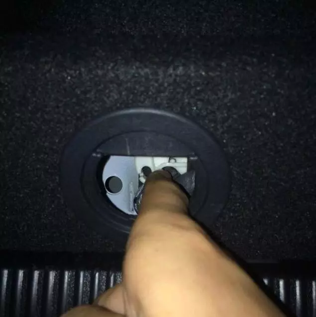 不要再費力砸玻璃了!汽車上一個小孔,很多司機都不知道,瞭解可以救命
