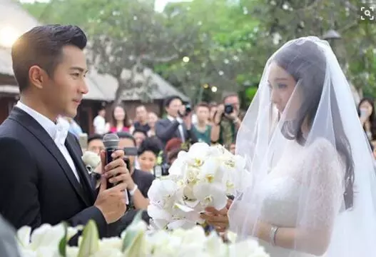 楊冪被記者犀利提問: 希望劉愷威再婚嗎? 十字回答好暖心
