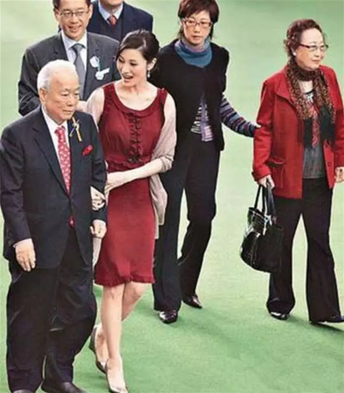 李嘉欣公公離世,1650億遺產一塊都沒分到!驚傳月領「786萬零用錢」過活