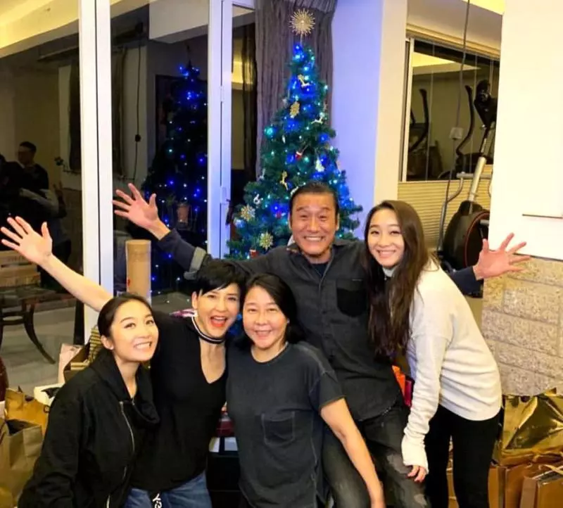 梁家輝聖誕節全家福,雙胞胎女兒差別大,男朋友肯定不會弄錯!