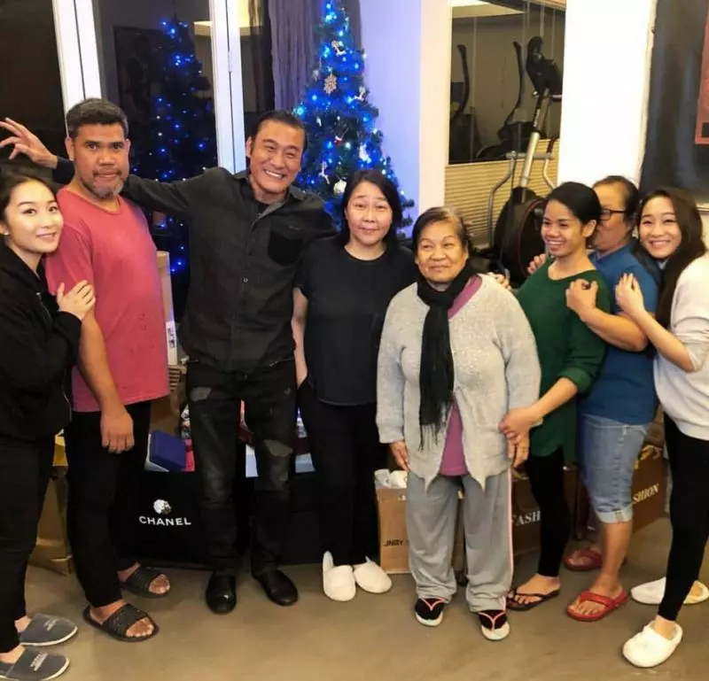 梁家輝聖誕節全家福,雙胞胎女兒差別大,男朋友肯定不會弄錯!