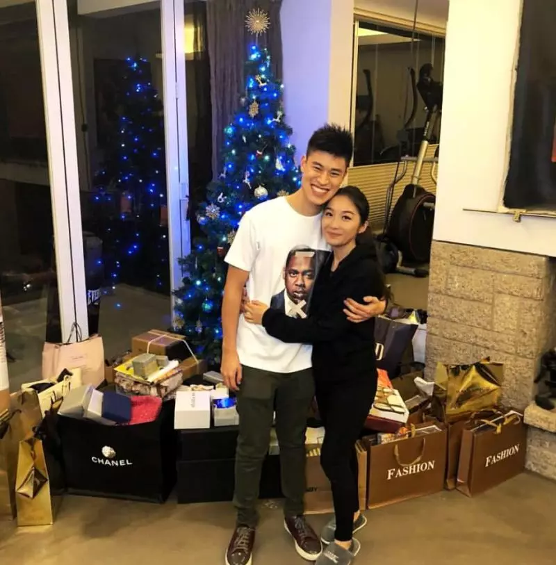 梁家輝聖誕節全家福,雙胞胎女兒差別大,男朋友肯定不會弄錯!