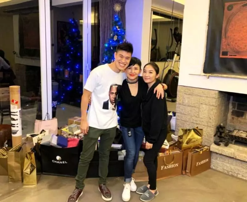 梁家輝聖誕節全家福,雙胞胎女兒差別大,男朋友肯定不會弄錯!