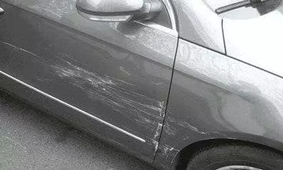 女孩意外剮蹭豪車,車主跟她回家拿錢, 進屋後看到牆上的「照片」....一分錢都不要了!