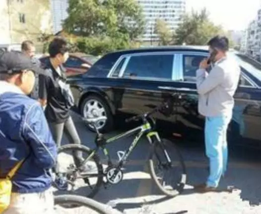 女孩意外剮蹭豪車,車主跟她回家拿錢, 進屋後看到牆上的「照片」....一分錢都不要了!