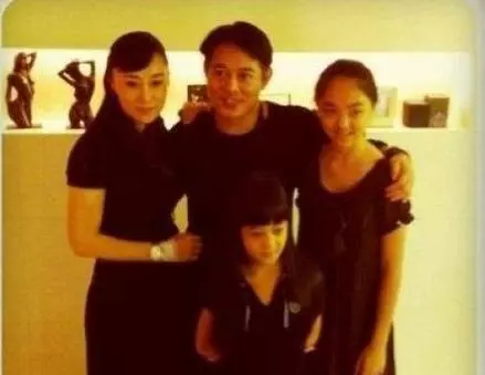 李連傑罕見曬兩女合照!亭亭玉立!果然遺傳了媽媽的好基因!