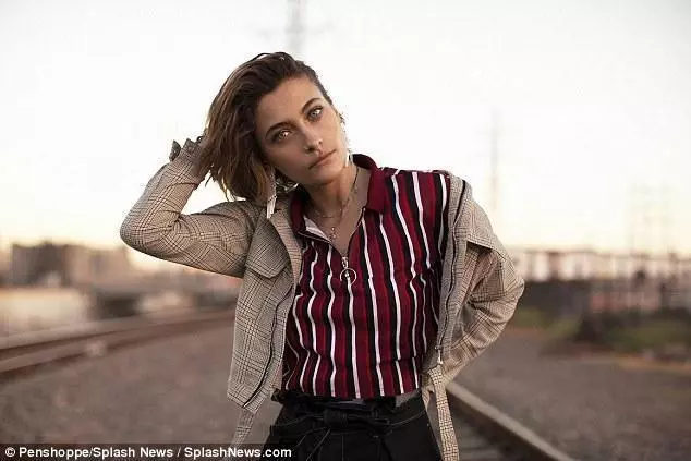 邁克爾傑克遜20歲女兒近照,五官相似度極高,夢想著做父親做的事~
