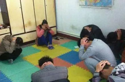 台灣桃園十幾個男女同住一屋警方破門而入時,他們正在做「這種事」,氣憤