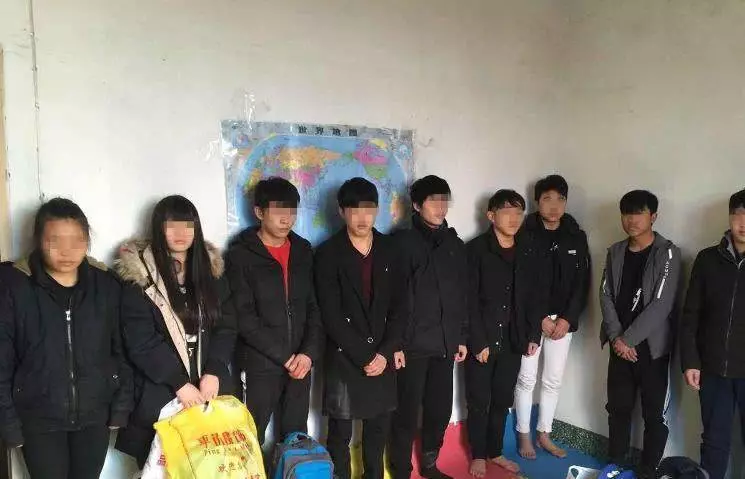 台灣桃園十幾個男女同住一屋警方破門而入時,他們正在做「這種事」,氣憤