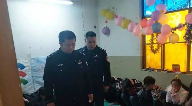 台灣桃園十幾個男女同住一屋警方破門而入時,他們正在做「這種事」,氣憤