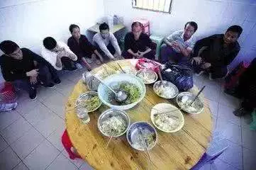 台灣桃園十幾個男女同住一屋警方破門而入時,他們正在做「這種事」,氣憤