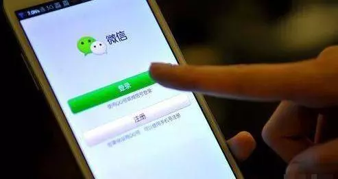 台灣桃園十幾個男女同住一屋警方破門而入時,他們正在做「這種事」,氣憤