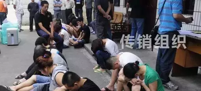 台灣桃園十幾個男女同住一屋警方破門而入時,他們正在做「這種事」,氣憤