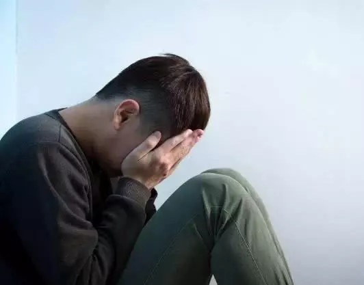 參加同學聚會,遇到前妻在擦地,我不斷嘲笑挖苦,結帳時卻傻了眼