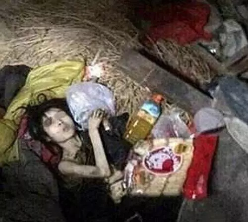 7歲孩子跟豬一起生活,長期和豬同吃同睡,髒兮兮,只因怕讓媽媽咬死
