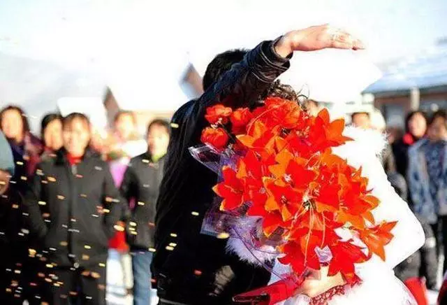 結婚前三天姐悔婚,無奈我替她嫁給對方,2年後我感謝我姐!