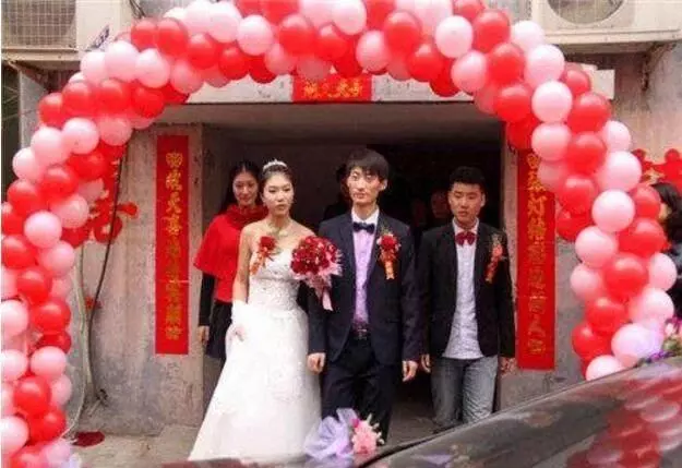結婚前三天姐悔婚,無奈我替她嫁給對方,2年後我感謝我姐!