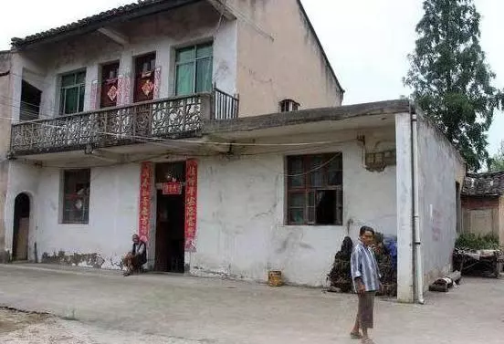 老公死後我再婚,前公婆給我8萬,3年後我去探望,敲開門我懵了