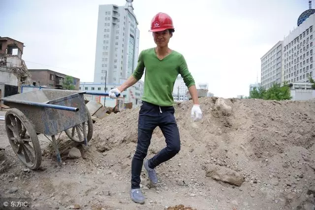 我帶孩子嫁給殘疾老公,女兒夜裡都哭醒,看了一眼鏡子,我才明白