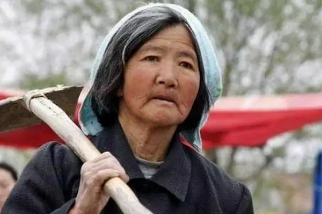 生下孩子後,媳婦經常反鎖房門,婆婆偷偷一看,才知媳婦的秘密