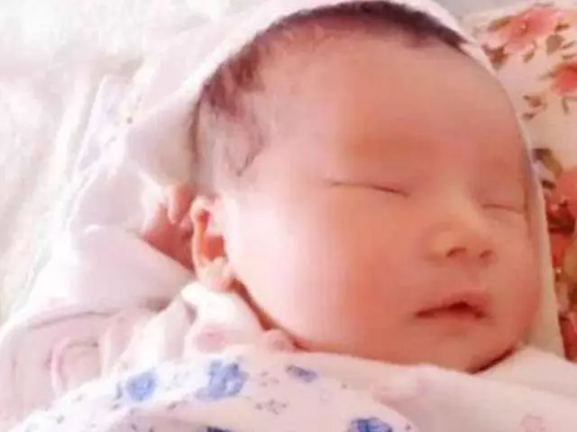 生下孩子後,媳婦經常反鎖房門,婆婆偷偷一看,才知媳婦的秘密