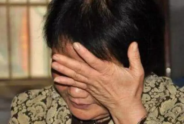 生下孩子後,媳婦經常反鎖房門,婆婆偷偷一看,才知媳婦的秘密