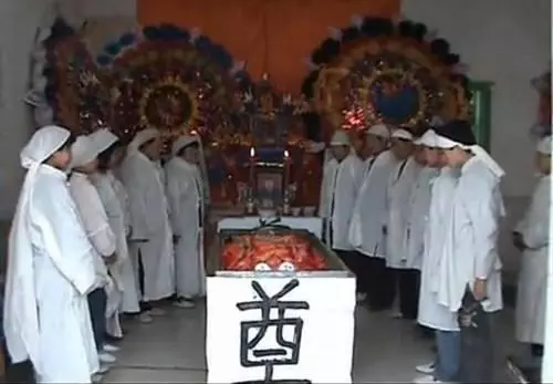 老公車禍離世,參加葬禮時5歲兒子一直指著棺材,走近一看哭了