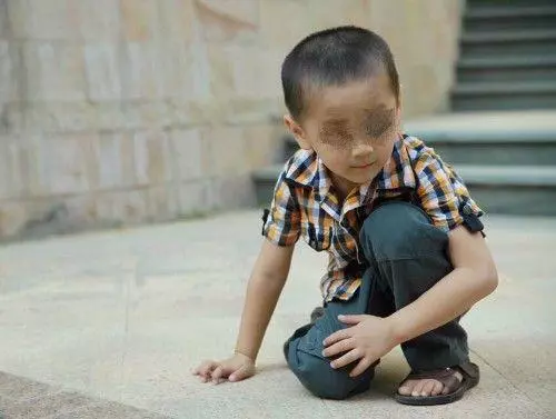老公車禍離世,參加葬禮時5歲兒子一直指著棺材,走近一看哭了