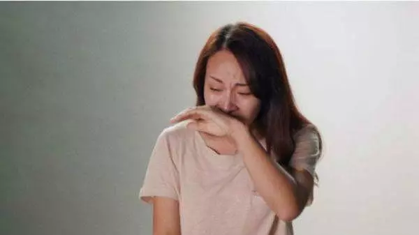 老公車禍離世,參加葬禮時5歲兒子一直指著棺材,走近一看哭了