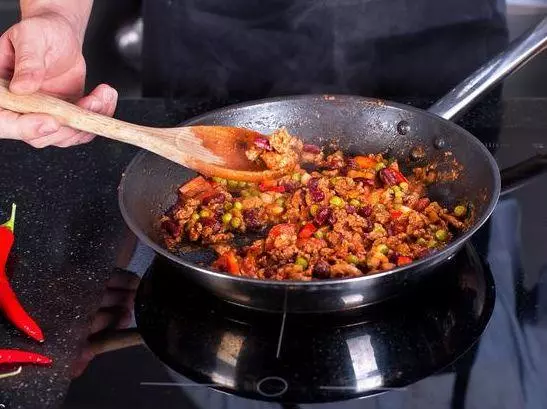 小姑子帶孩子去家裡吃飯,她假裝難受,卻慶幸自己躲過一劫